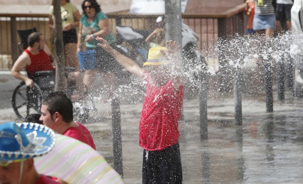 Un centenar de personas participan en la poalà, que se celebra en la plaza del Puente, en el Casco Antiguo de Alicante