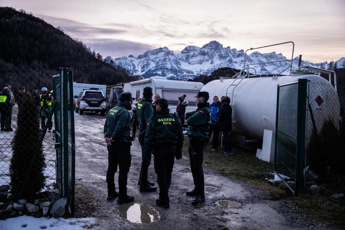 Miembros de la Guardia Civil y diferentes efectivos en Panticosa, este lunes por la tarde.