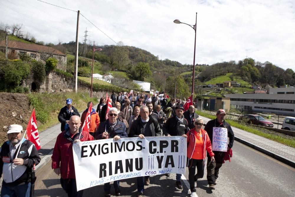 Manifestación organizada por CCOO Nalón para pedir del centro geriátrico de Riaño