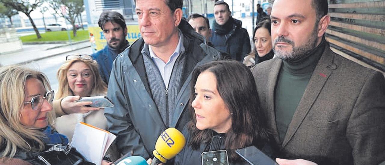 :Gómez Besteiro, Inés Rey y el secretario provincial del PSdeG, Bernardo Fernández Piñeiro, este martes en A Coruña.