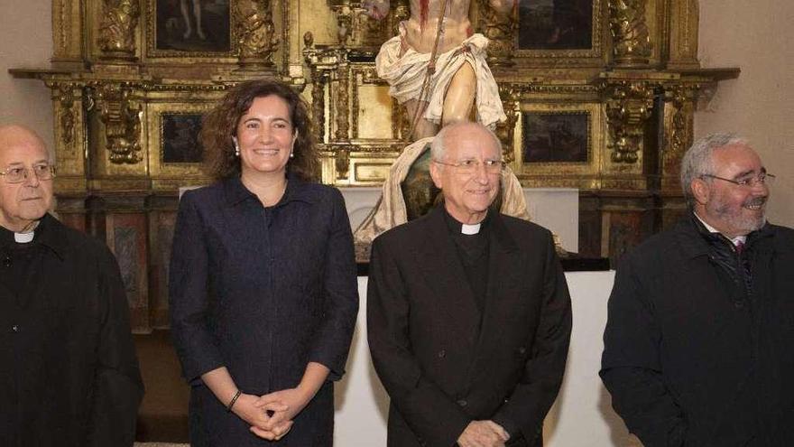 La consejera María Josefa García Cirac, junto a otras autoridades en la clausura oficial de la exposición &quot;Reconciliare&quot;. A la derecha, un momento de la visita a la muestra.