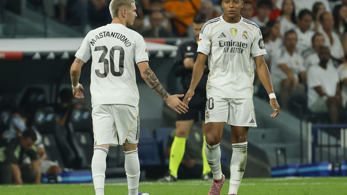 Franco Mastantuono y Kylian Mbappé durante el Real Madrid -Osasuna de LaLiga 2025/26