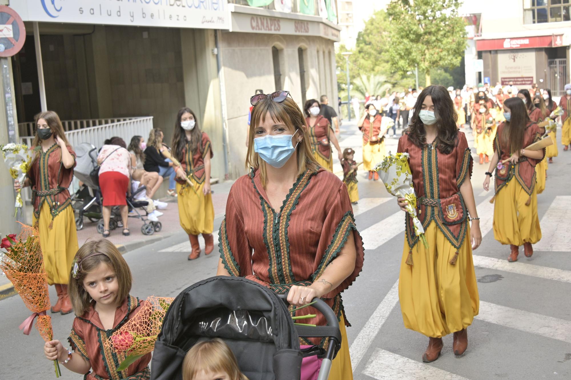 Crevillent celebra el primer desfile de Moros y Cristianos en la provincia con mascarilla