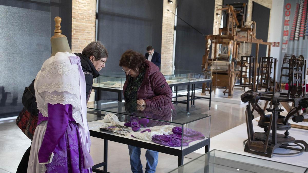 Visitantes en el Museu Textil en Ontinyent, en una imagen de archivo.