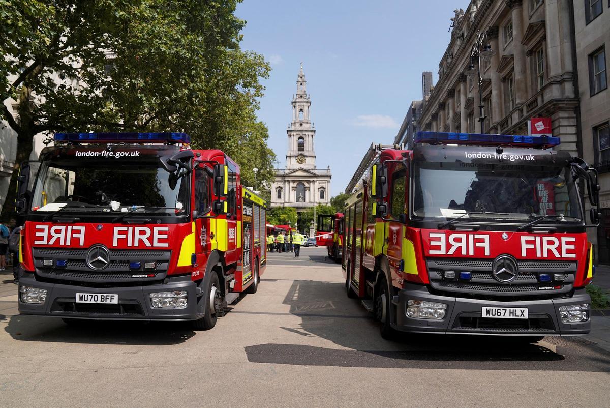 70 bomberos trabajan en el incendio de un emblemático edificio de Londres