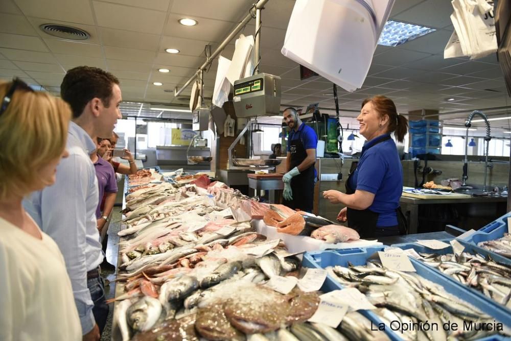 Teodoro García pidiendo el voto en el mercado Saav