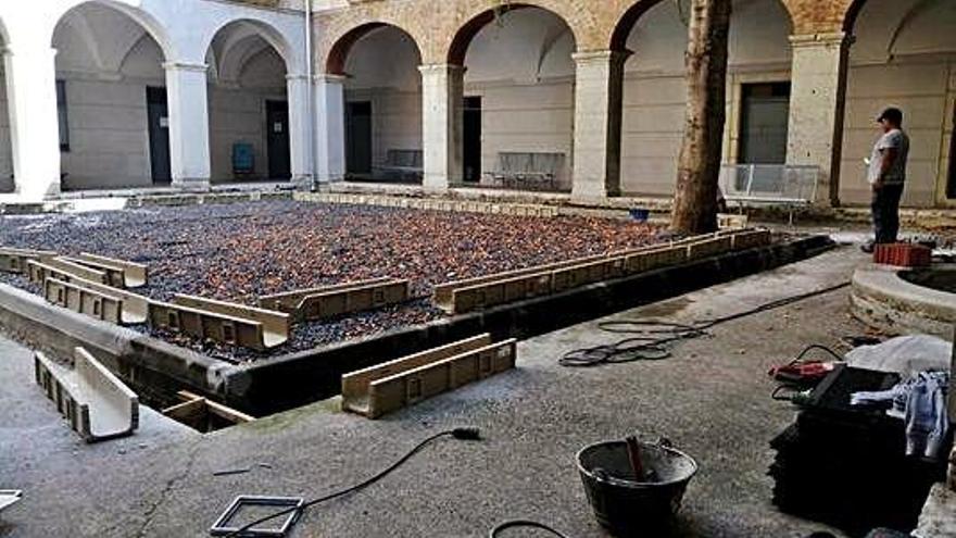 Les obres per tapar la canalització del claustre.