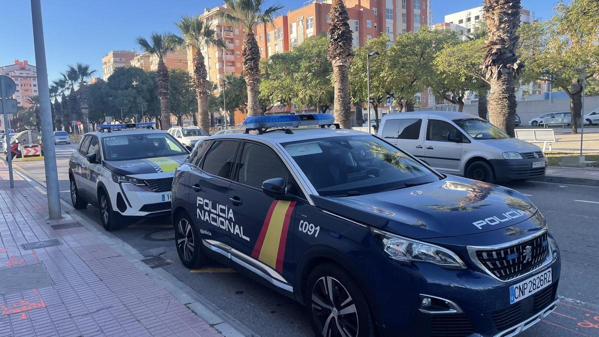 Vehículos de la Policía Local y la Nacional, aparcados frente a los juzgados en una imagen de archivo.