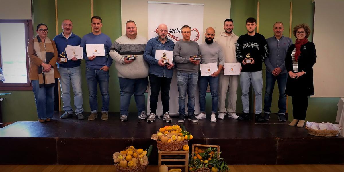 Los ganadores del concurso, en la foto de familia, junto a las autoridades.