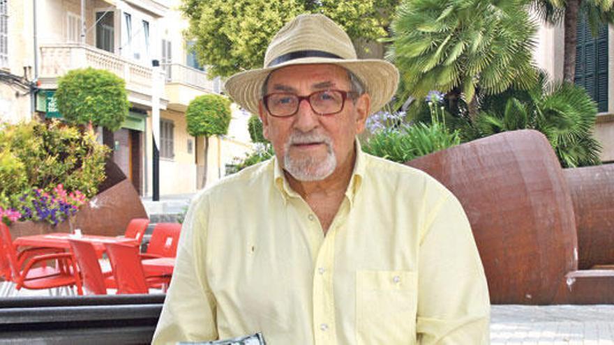 Rafel Bordoy sostiene un ejemplar de su libro biográfico en la plaza de Santa Margalida, el pasado viernes.