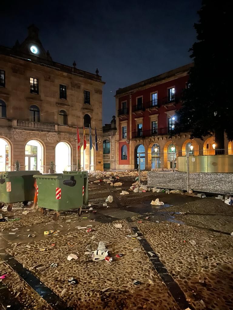 Los residuos que deja la Nochevieja de Gijón, en imágenes
