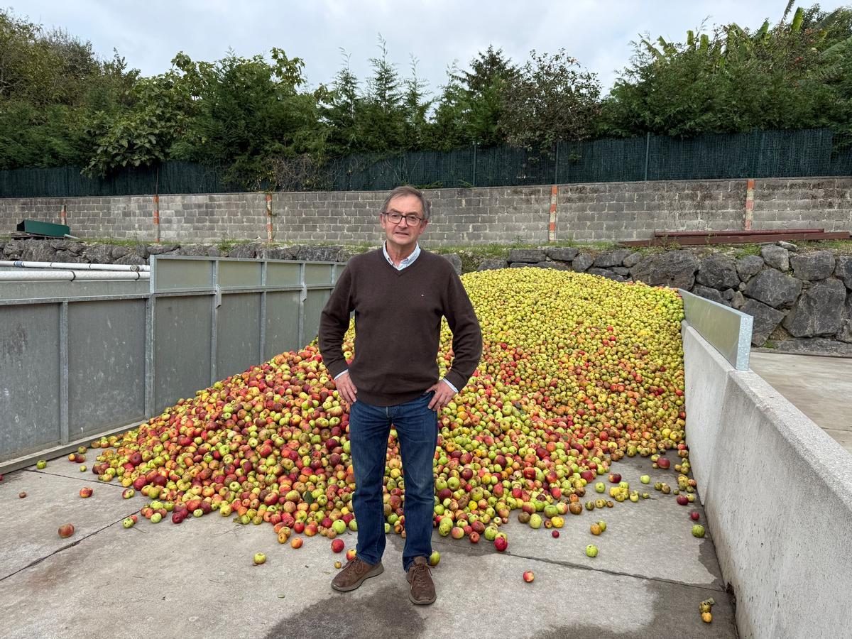 Julián Castañón en su llagar