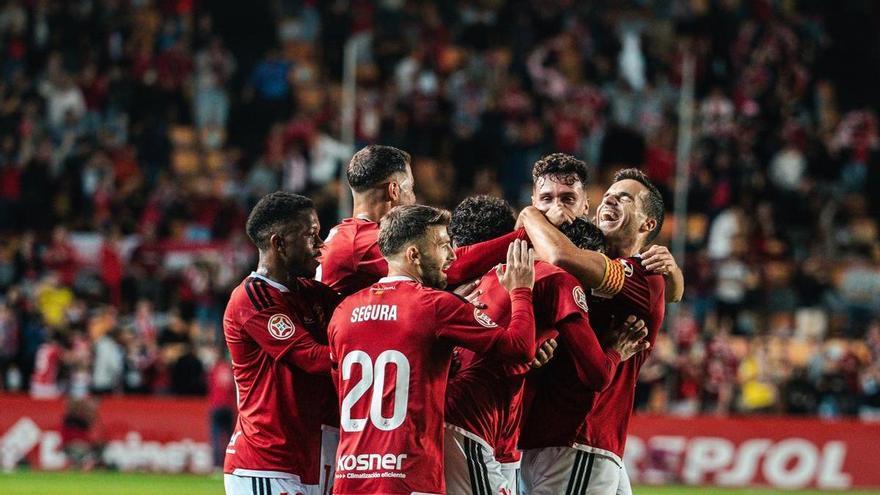 El único rival en ganar al Real Zaragoza en Primera RFEF lleva dos jornadas seguidas metiendo gol desde medio campo: "Pero qué dan de comer"