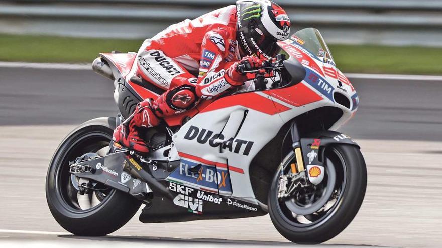 Jorge Lorenzo, durante la jornada matinal del primer día de tests oficiales en Sepang.