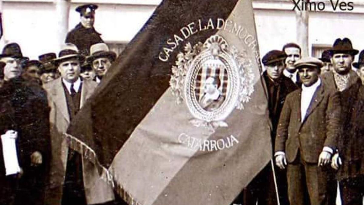 Foto antigua recuperada de un grupo de hombrse, entre ellos el alcalde de Catarroja, con la bandera blasquista.