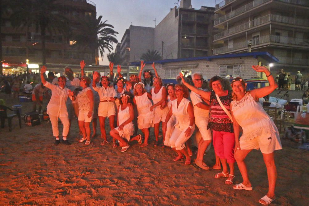 Noche de hogueras, baños, en las playas de la Vega Baja. En las imágenes grupos de amigos y familias en la playa del Cura de Torrevieja