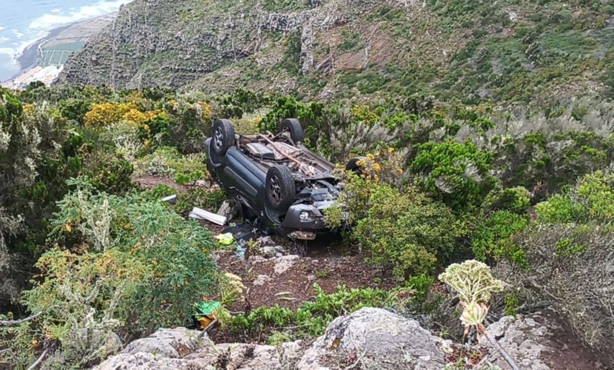Estado en el que quedó el vehículo en el que viajaba el vecino de El Tanque que sufrió una salida de vía en Los Pollos de los Javieres. | E.D.