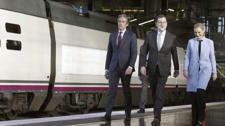 Íñigo de la Serna, Mariano Rajoy y Cristina Cifuentes. // Efe