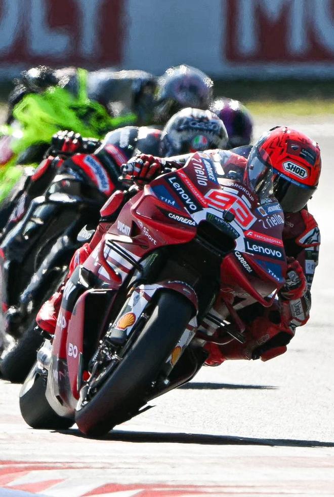 Márquez dona una lliçó magistral a Bezzecchi
