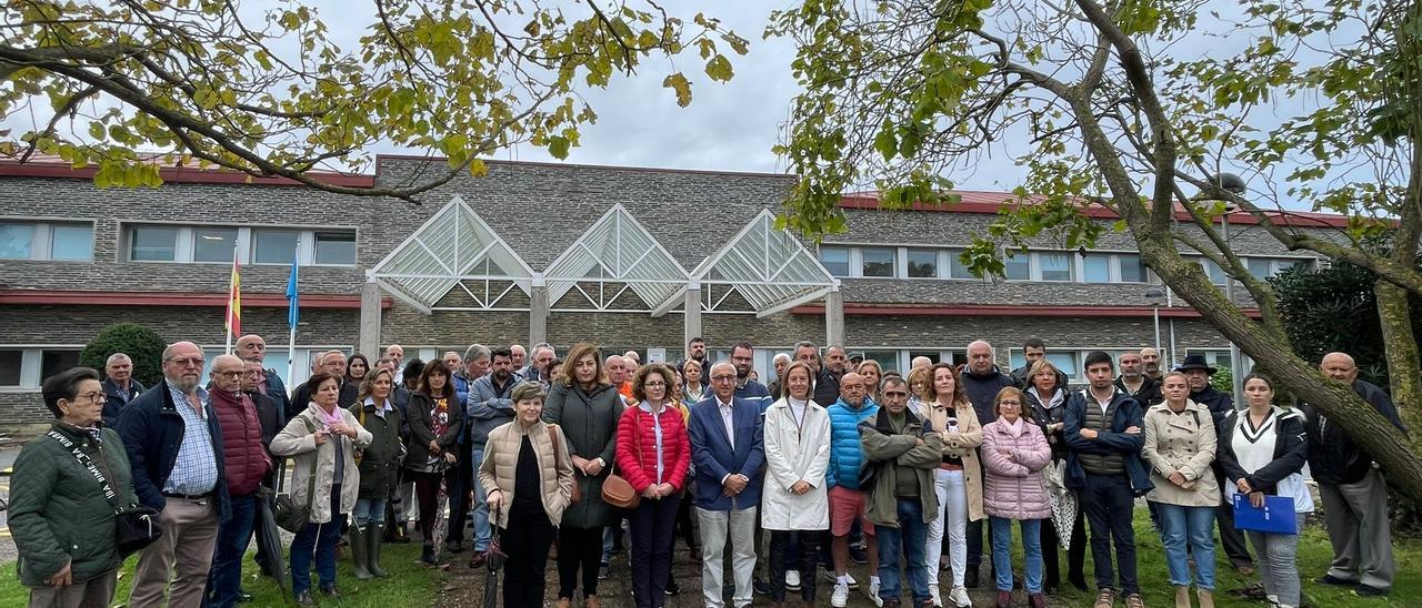 Asistentes a la rueda de prensa del PP en el hospital de Jarrio el lunes.