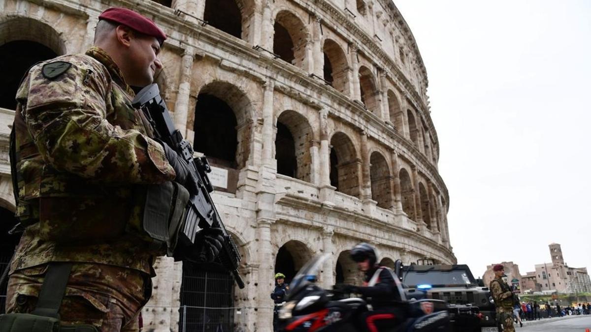 Un soldado italiano frente al Colíseo.