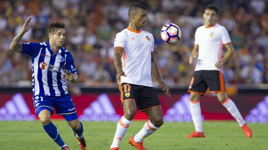 El Valencia toma aire con una victoria de casta ante el Alavés