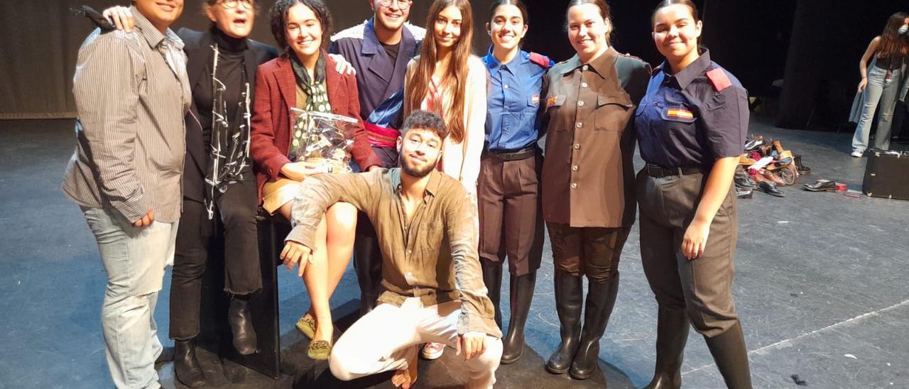 El grupo de teatro de teatro del IES Pérez Galdós, con la profesora, este viernes, en el 16 edición de la Muestra de Teatro Escolar en el Cruce de Arinaga.