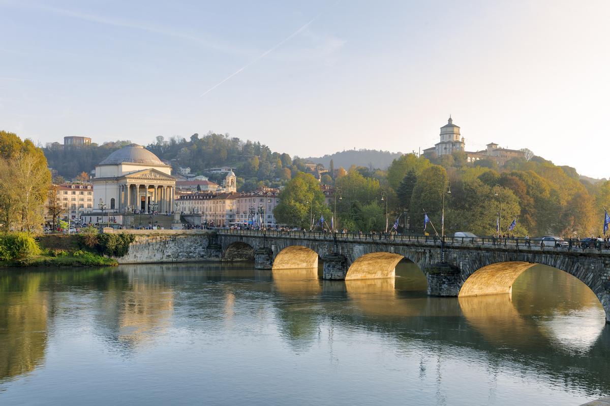 Turín (Torino) hermosa vista sobre el río Po al atardecer.