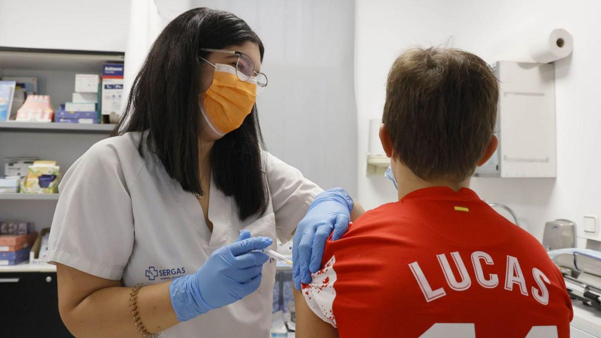 Una enfermera vacuna a un niño contra el virus del papiloma humano.
