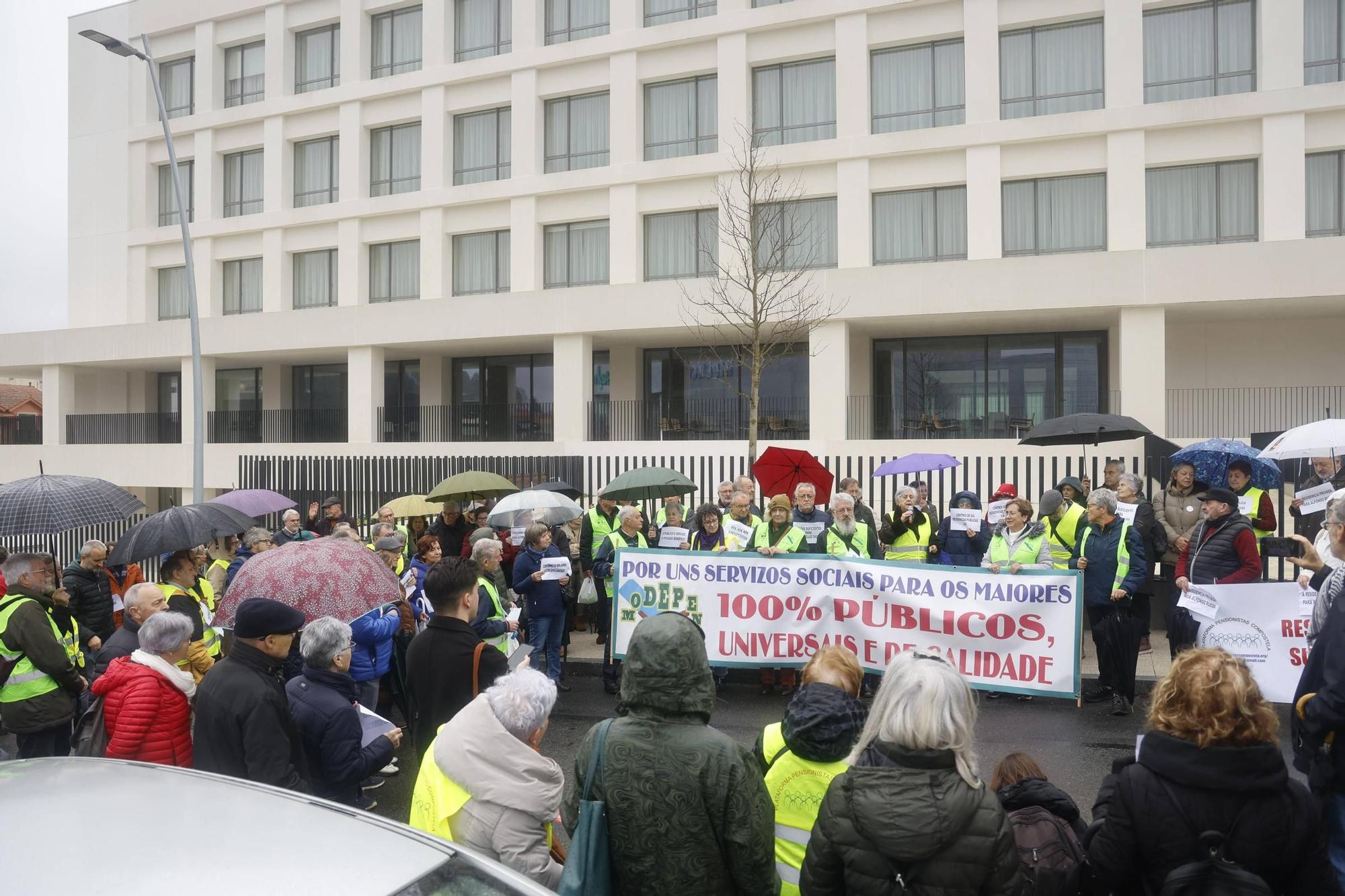 Manifestación en Santiago por la gestión pública de las residencias