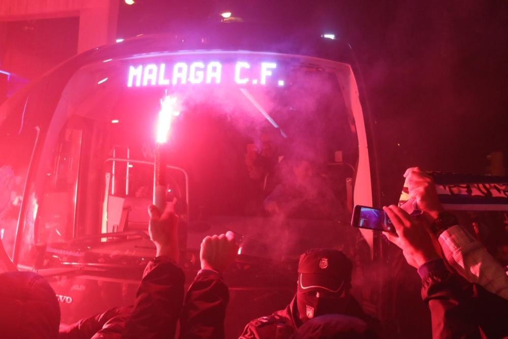 La afición blanquiazul vuelve a demostrar que está con su equipo, inmerso en la lucha por la permanencia, y anima a los jugadores en los exteriores de La Rosaleda.