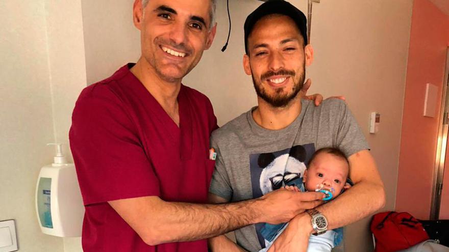 David Silva con su hijo Mateo y el equipo médio // TW