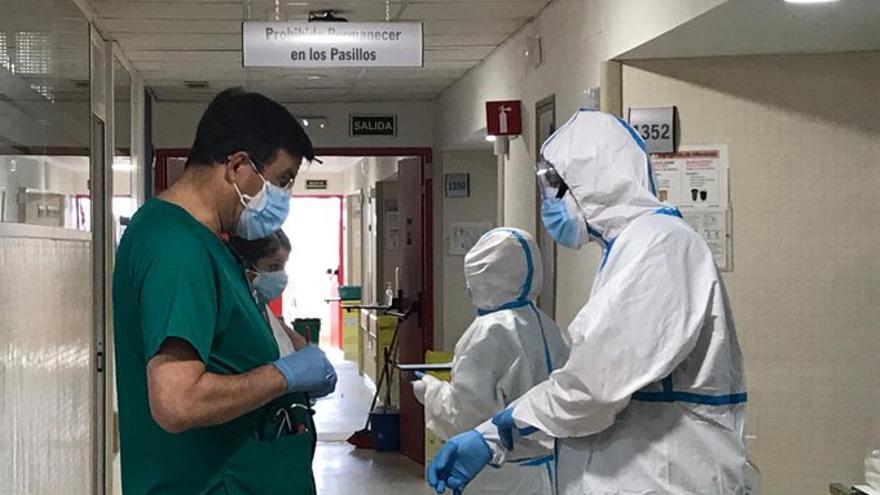 Profesionales del hospital Reina Sofía en una unidad covid de planta.