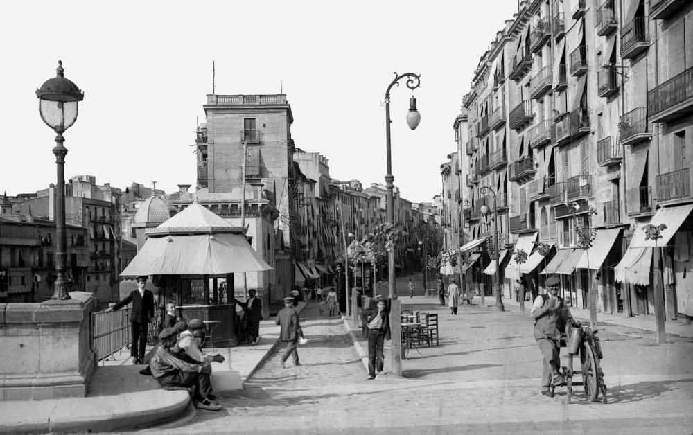 Històricament les rambles han estat, i encara són, un punt de trobada. El flux constant de gent garantia la clientela a les parades del mercat i a les botigues, que instal·laven els seus aparadors en les zones de màxima visibilitat. La Rambla era també lloc de cafès on, es podia prendre un vermut a la terrassa o participar en una de les intenses tertúlies que hi tenien lloc. A la Rambla s'hi anava a ballar sardanes, a la processó per Setmana Santa o a escoltar els concerts de la banda de música. Però la Rambla era sobretot per ramblejar els dies festius, per passejar amunt i avall agafat del bracet, per deixar-se veure i ser vist en un espai de la ciutat on tothom es trobava en un moment o altre del dia.