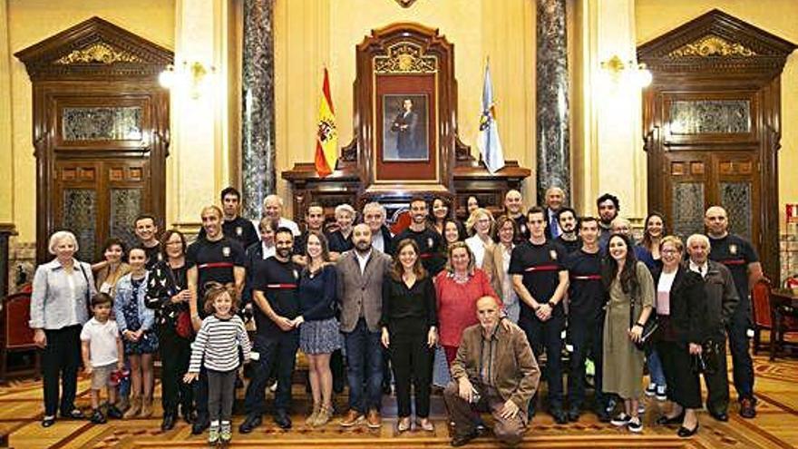 Los bomberos junto a sus familias, la alcaldesa y el concejal de Economía.