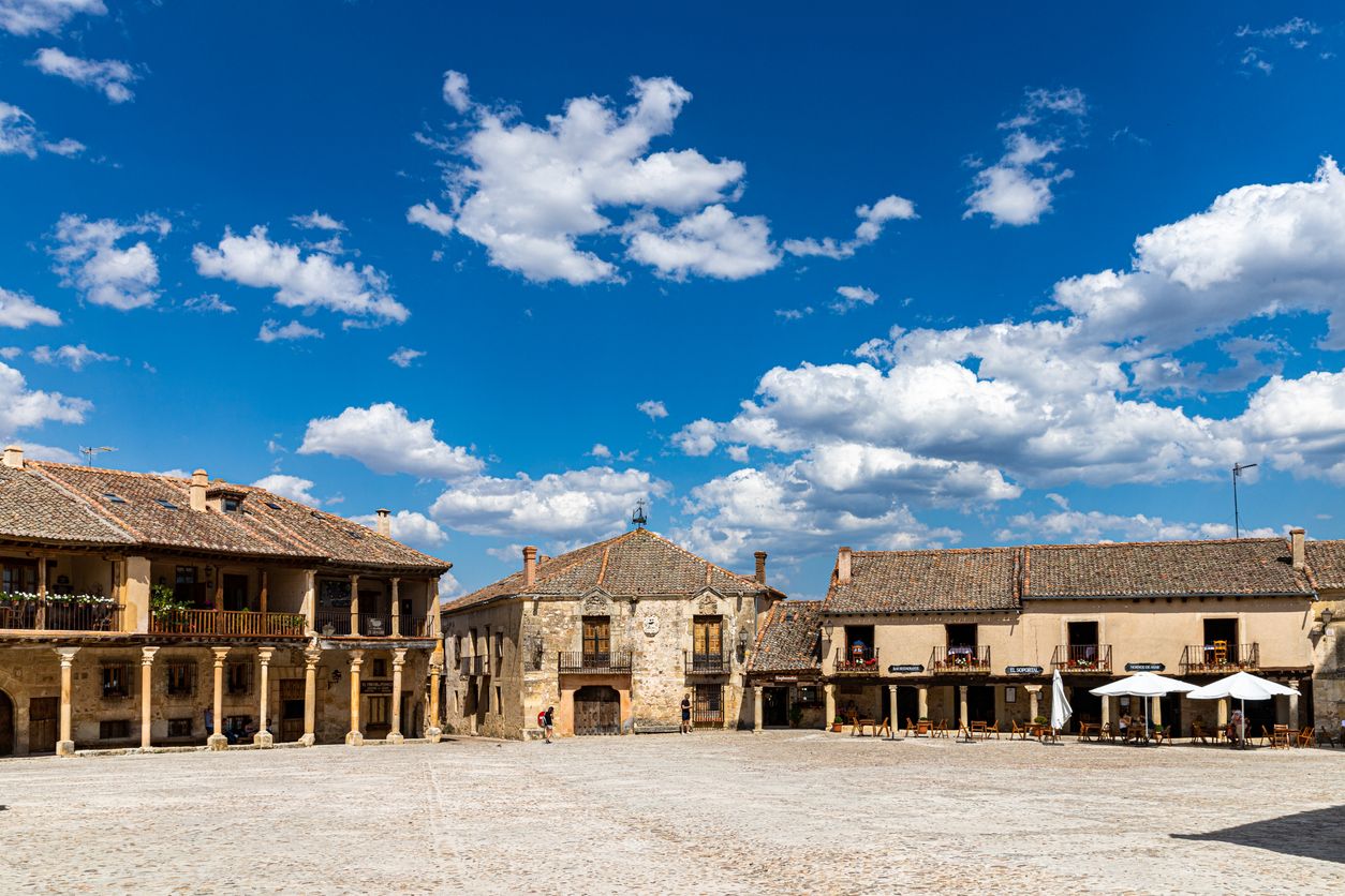 La villa medieval de las callejuelas empedradas, las casas blasonadas y los palacetes señoriales.
