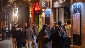 barcelona 08/03/2025 Barcelona Quejas por el aumento de oferta de copas y ocio de primera hora de la noche en Enric Granados, la gente sale a la calle a fumar y beber. AUTOR: JORDI OTIX