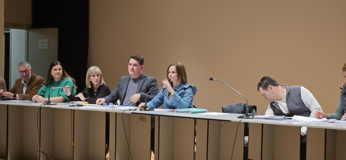 La asamblea empezó sin el concejal y presidente, que aún estaba en el pleno municipal y presidió Beatriz Ramos