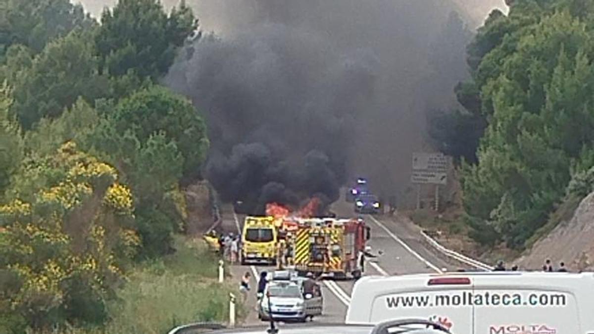 Accident a la C-55 a Clariana de Cardener: els bombers apaguen l'incendi d'un dels cotxes implicats
