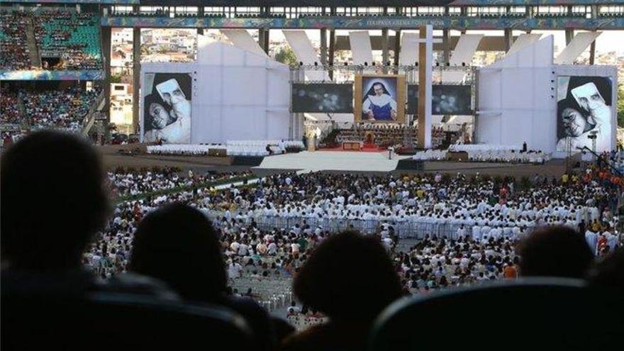 Miles de personas rinden homenaje a la Hermana Dulce, la primera santa de Brasil