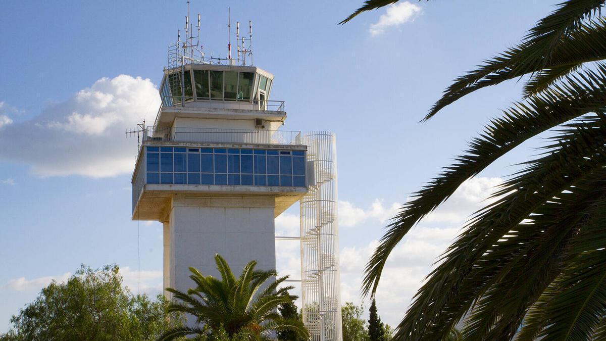 Torre de control del aeropuerto de Ibiza.