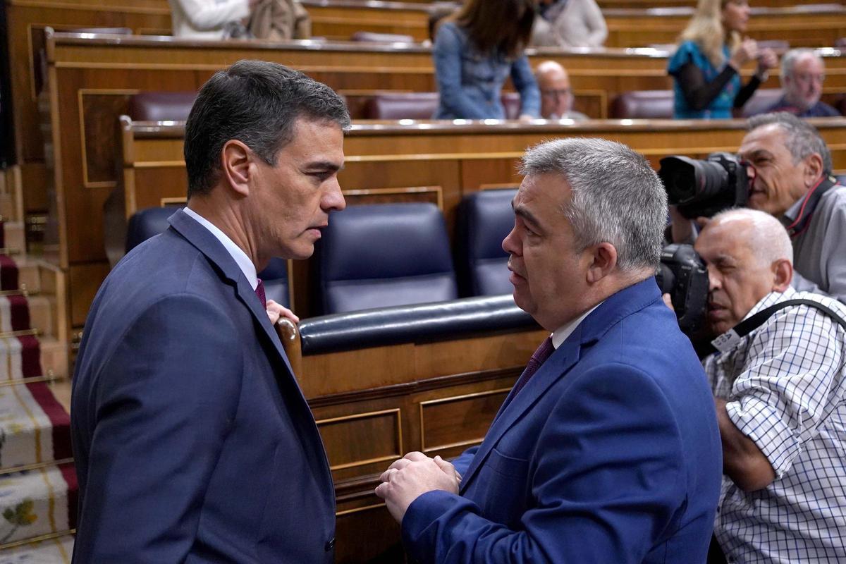 Comparecencia de Pedro Sánchez en el Congreso. Pedro Sánchez junto a Santos Cerdán durante el pleno.