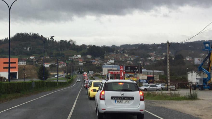 Retenciones en los accesos al &#039;outlet&#039; de Alvedro, esta mañana.