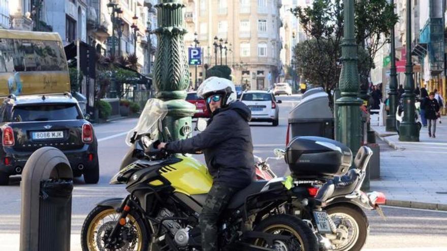 Multado con 200 euros un motorista que se para en un semáforo en rojo, se incorpora cuando se pone en verde a la velocidad adecuada: la Guardia Civil extrema la vigilancia en el elemento de seguridad