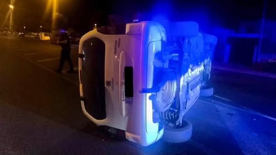 Un conductor ebrio se estrella contra tres coches estacionados en Alcúdia