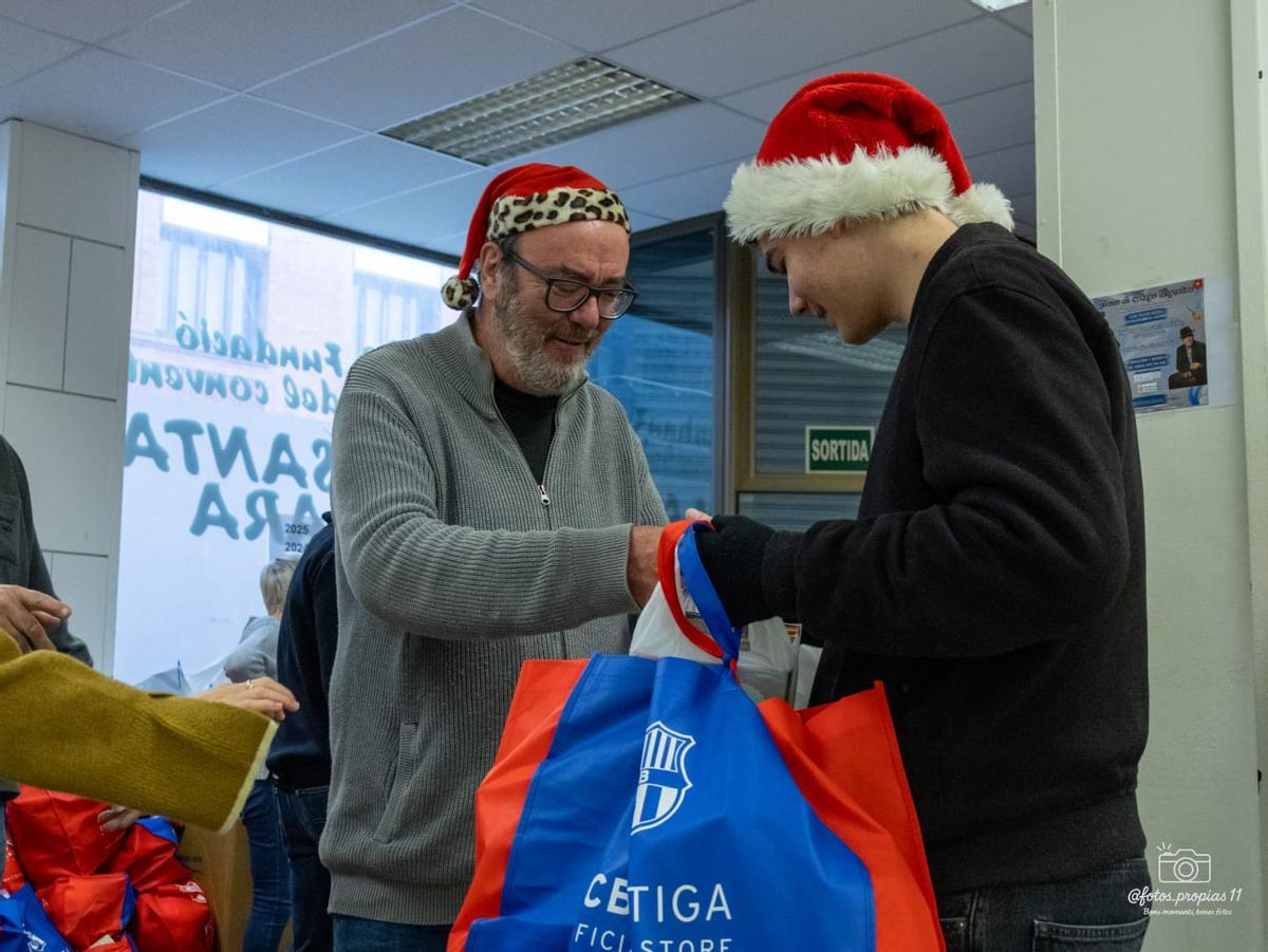 La Fundació del Convent de Santa Clara reparteix joguines a infants de la plataforma d'aliments