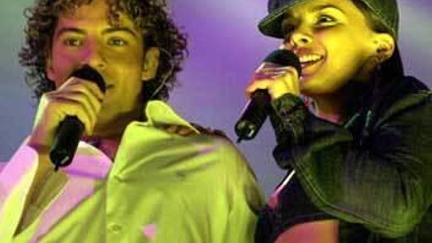 David Bisbal y Chenoa juntos en el escenario.