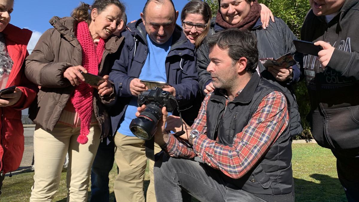 Usuarios de Adepas Noreña en una actividad con el fotógrado Álvaro Fuente.