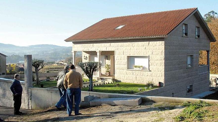 Varios vecinos, ante la casa de Romai donde ocurrieron los hechos.