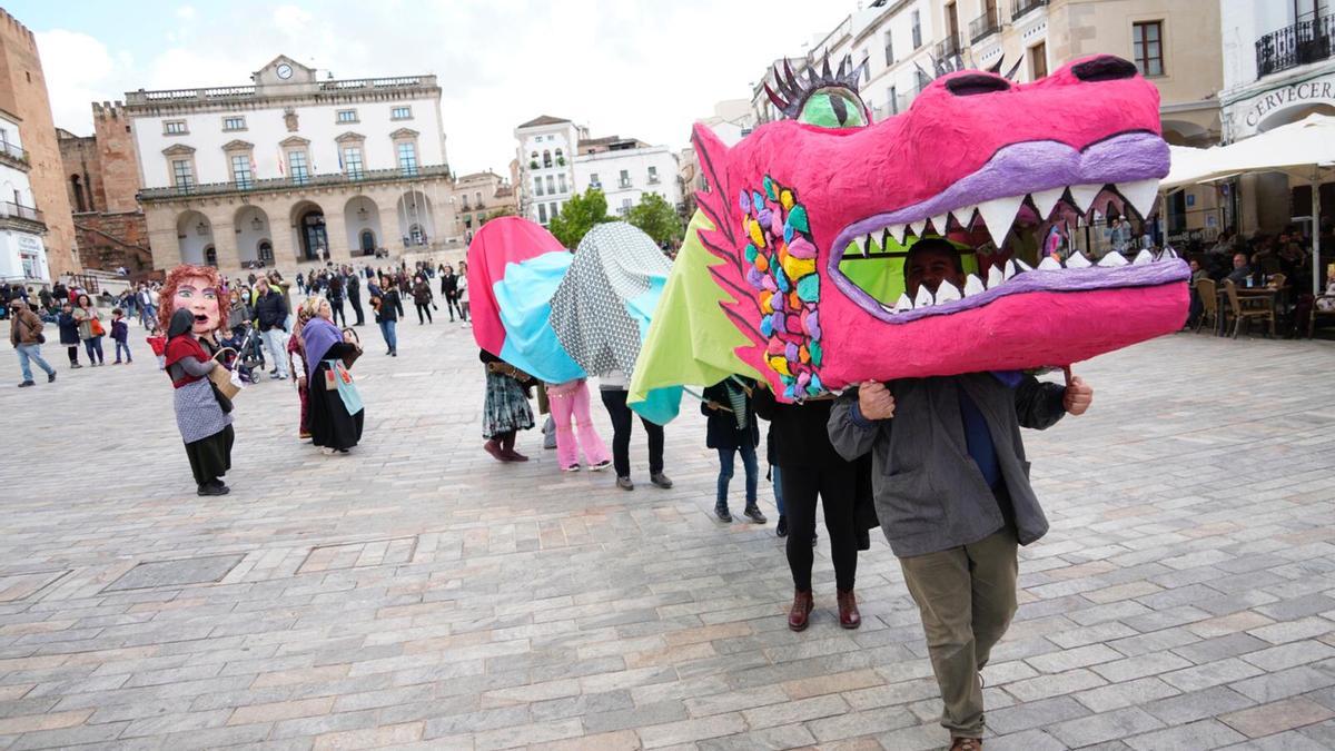 El pasacalles de la Dragüela por el centro de Cáceres.